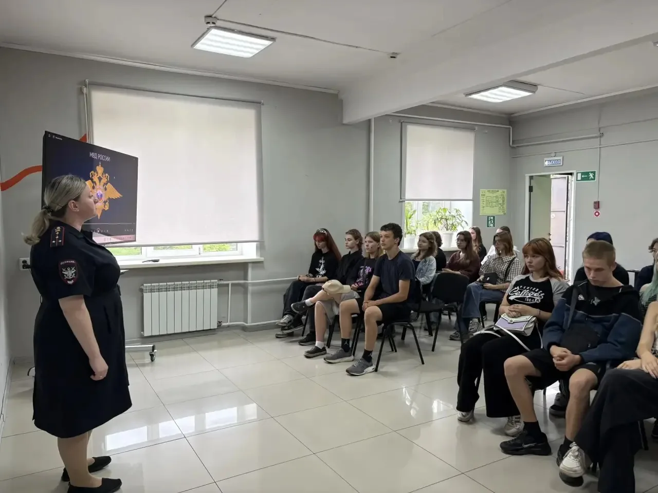 Безопасность начинается с знаний ☝️ 

Сегодня в нашем центре состоялась беседа с сотрудником линейно