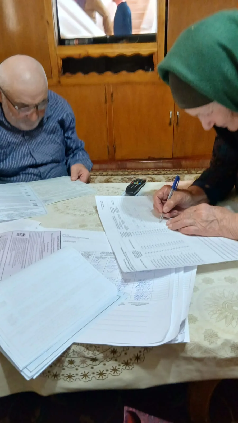 🗳️ В селе Хнов забота соцработника выходит далеко за рамки привычных бытовых дел — сег...