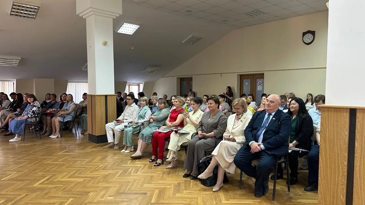 В преддверии Дня медицинского работника в администрации Октябрьского района собрались, чтобы сказать