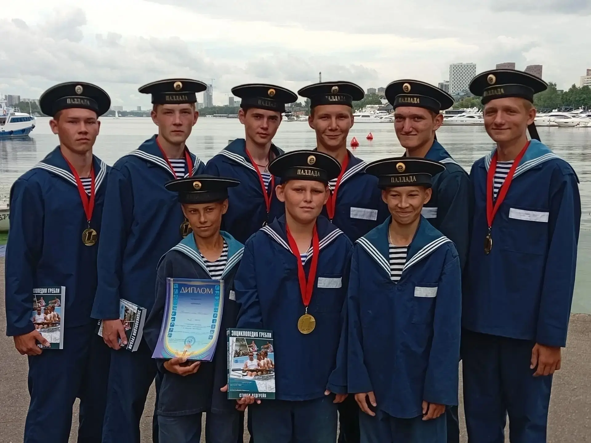 🏆 Юнги из Козьмодемьянска – первые в шлюпочных гонках в Москве!

Юнги парусного клуба «Паллада» из 