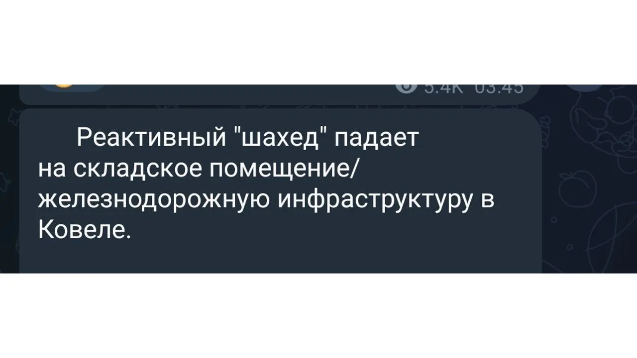 Он на него не падает, он его атакует.