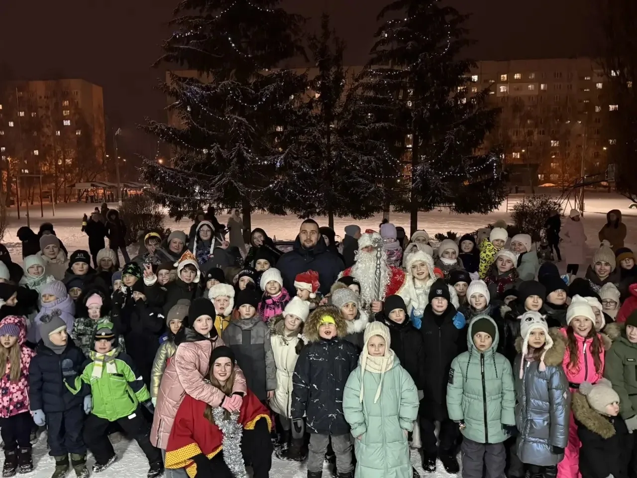 🎄✨ Сегодня во дворе нашей школы прошел настоящий новогодний праздник! 🎉  Жители микрорайона, взрослы