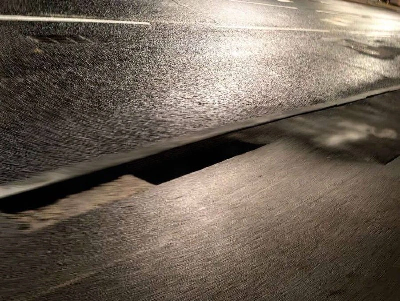 🚧 В Некрасовке на улице Маресьева повреждено дорожное покрытие