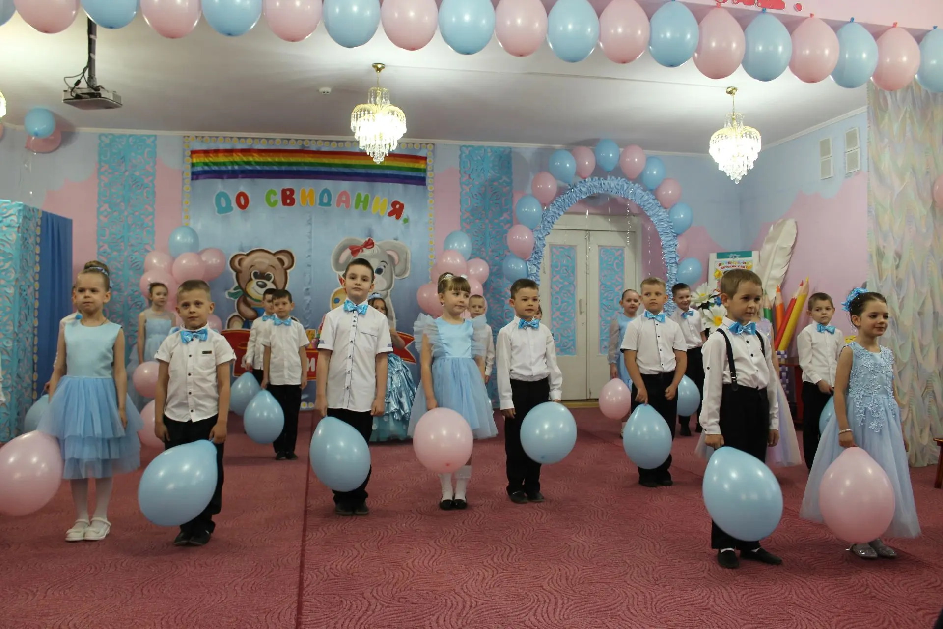 Торжественные и эмоциональные, трогательные и запоминающиеся  выпускные праздники прошли в детском с
