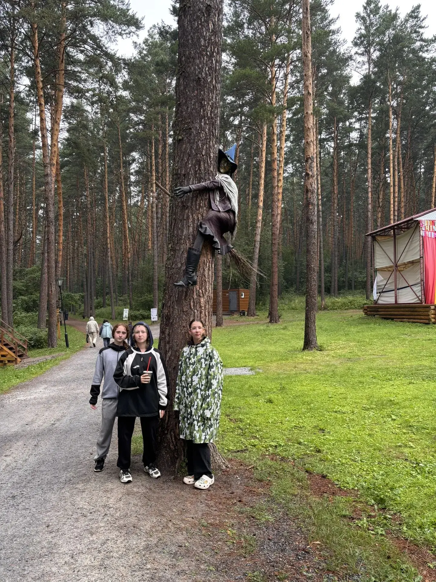Цель достигнута! Мы в «Томской писанице»! 📍
Команда в сборе, настроение на высоте. Сейчас дружно гу