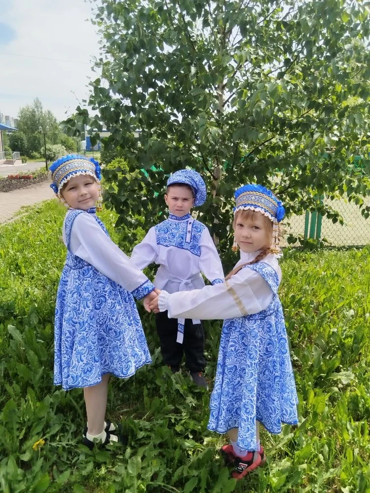 "Нет края на свете красивей,
Нет Родины в мире светлей!
Россия, Россия, Россия, –
Что может быть сер