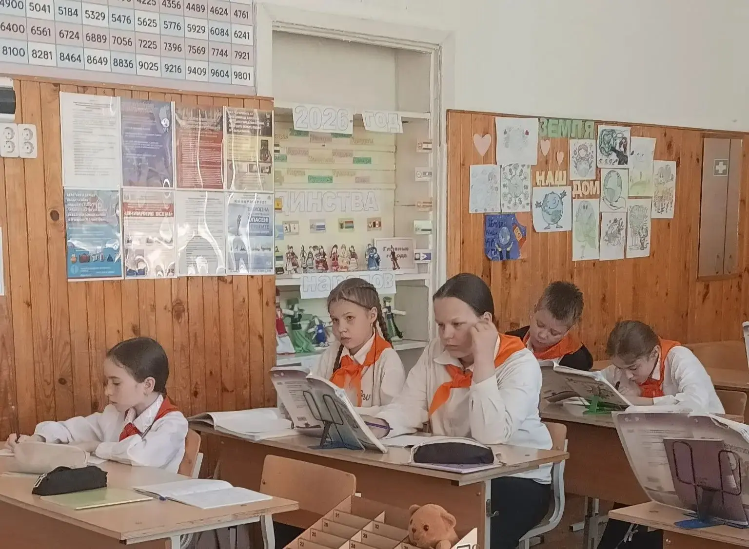 В МАОУ СОШ № 71 — день памяти, традиций и красных галстуков! 🎗️19 мая в нашей школе от...