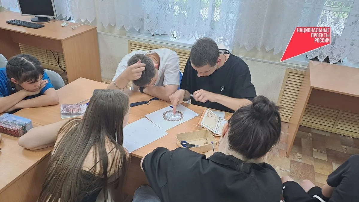 Компания ребят собралась В Детской библиотеке им. Д.Н. Мамина-Сибиряка не просто поигра...