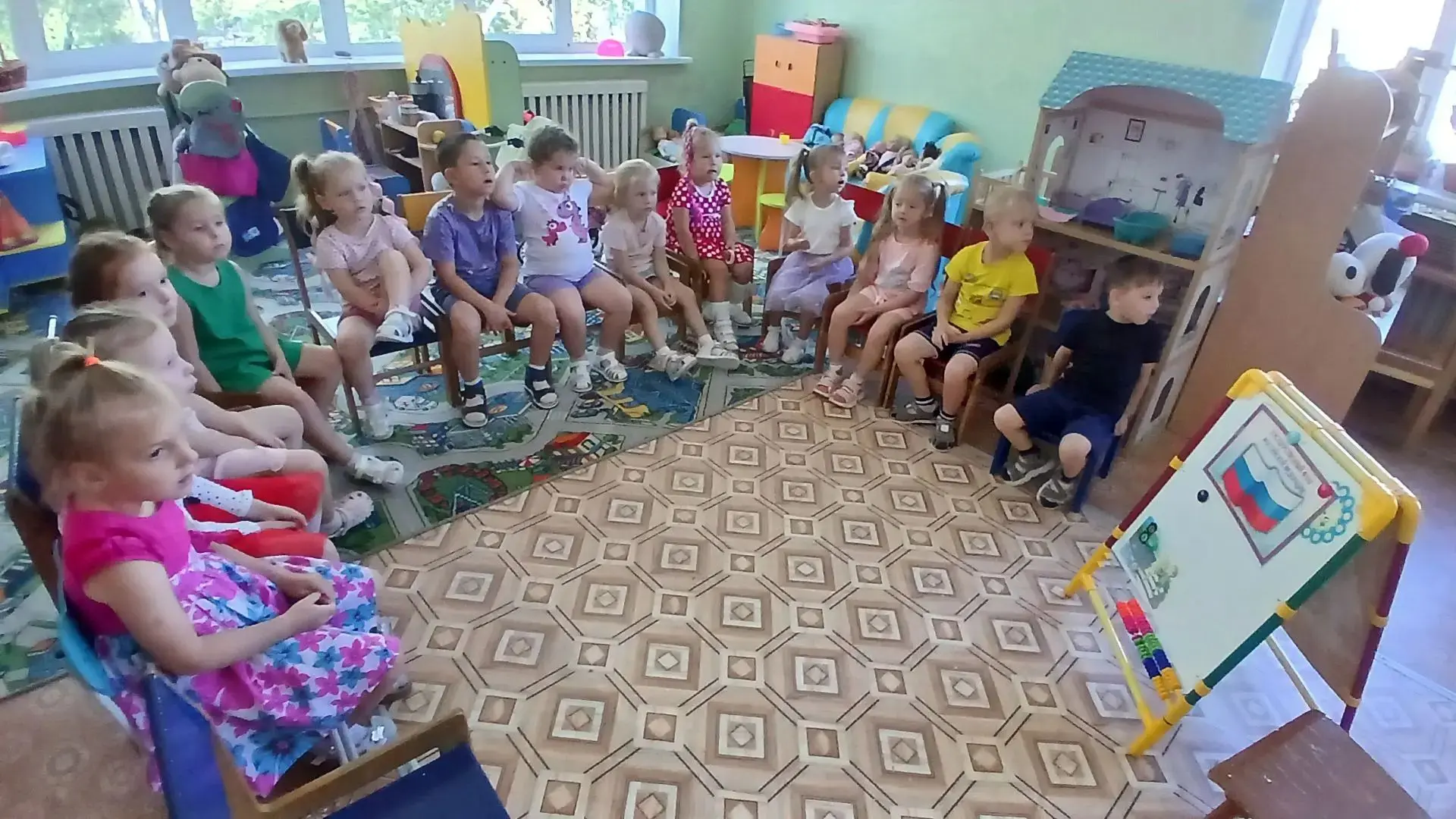 22 августа- День Государственного флага Российской федерации. Дети средней группы продо...