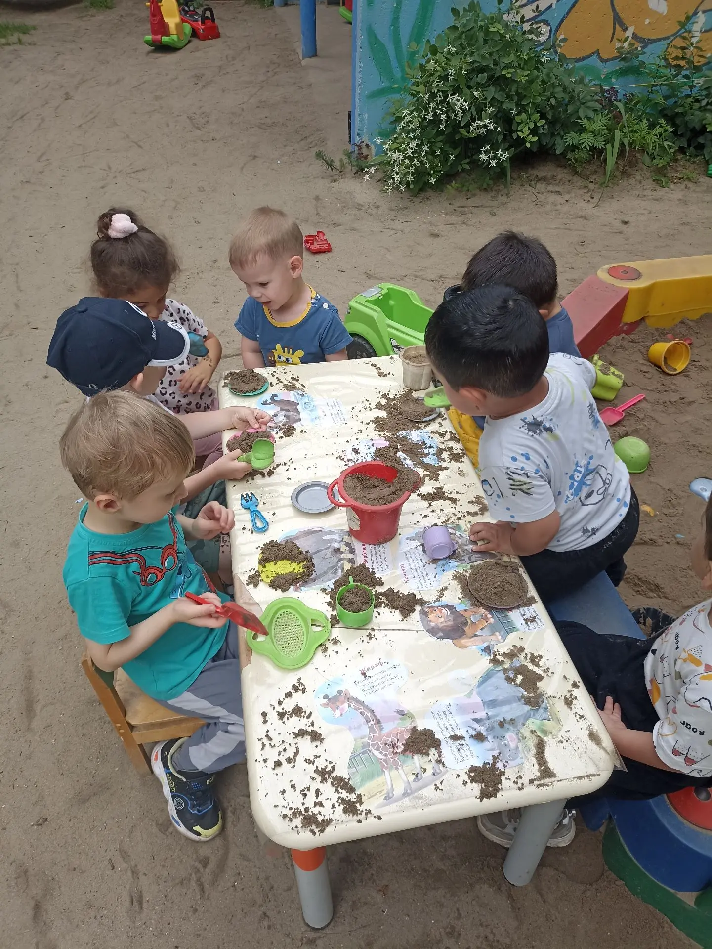 «Песочные фантазии»: продолжаем нашу неделю экспериментов! 🏖️🎨
Когда, как не в младшем возрасте, п