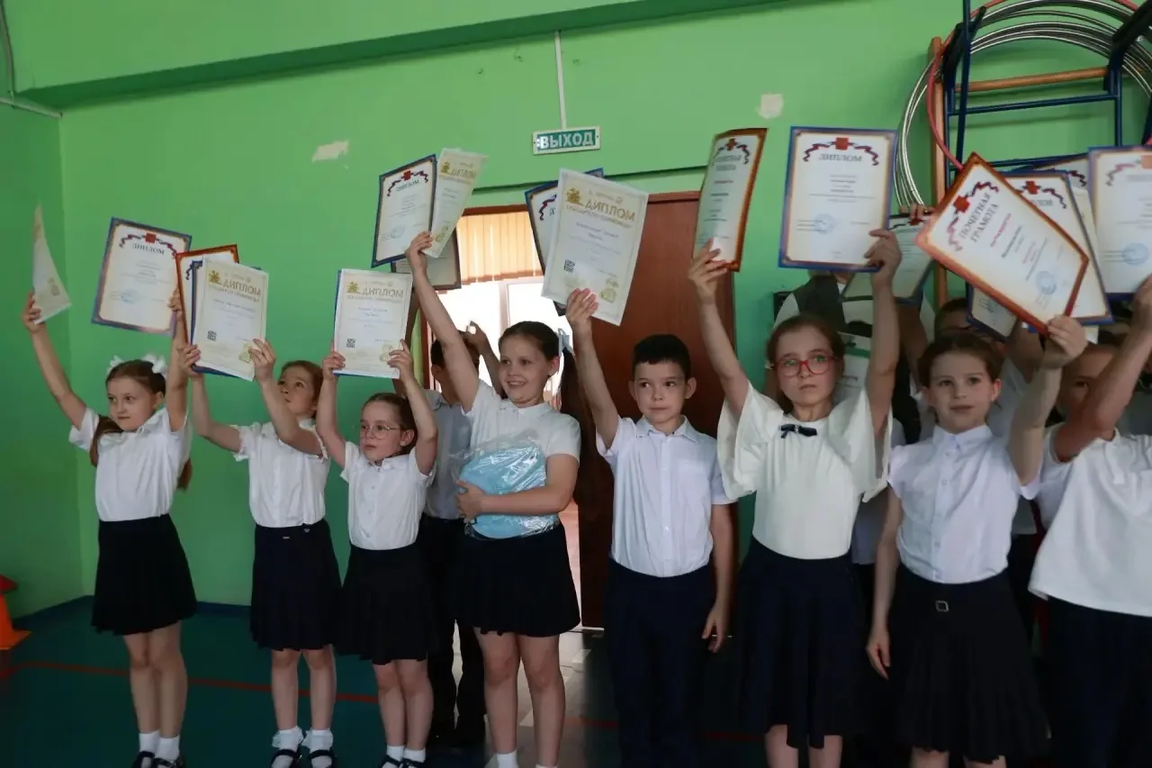 🏅 Награждение первоклассников: их первые победы — наша общая гордость!  Сегодня в начальной школе пр
