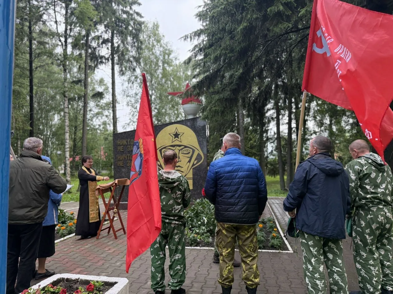 #деньПамяти_и_скорби
Сегодня в 4 часа утра в п.Советском у обелиска "Никто не забыт. Ничто не забыто