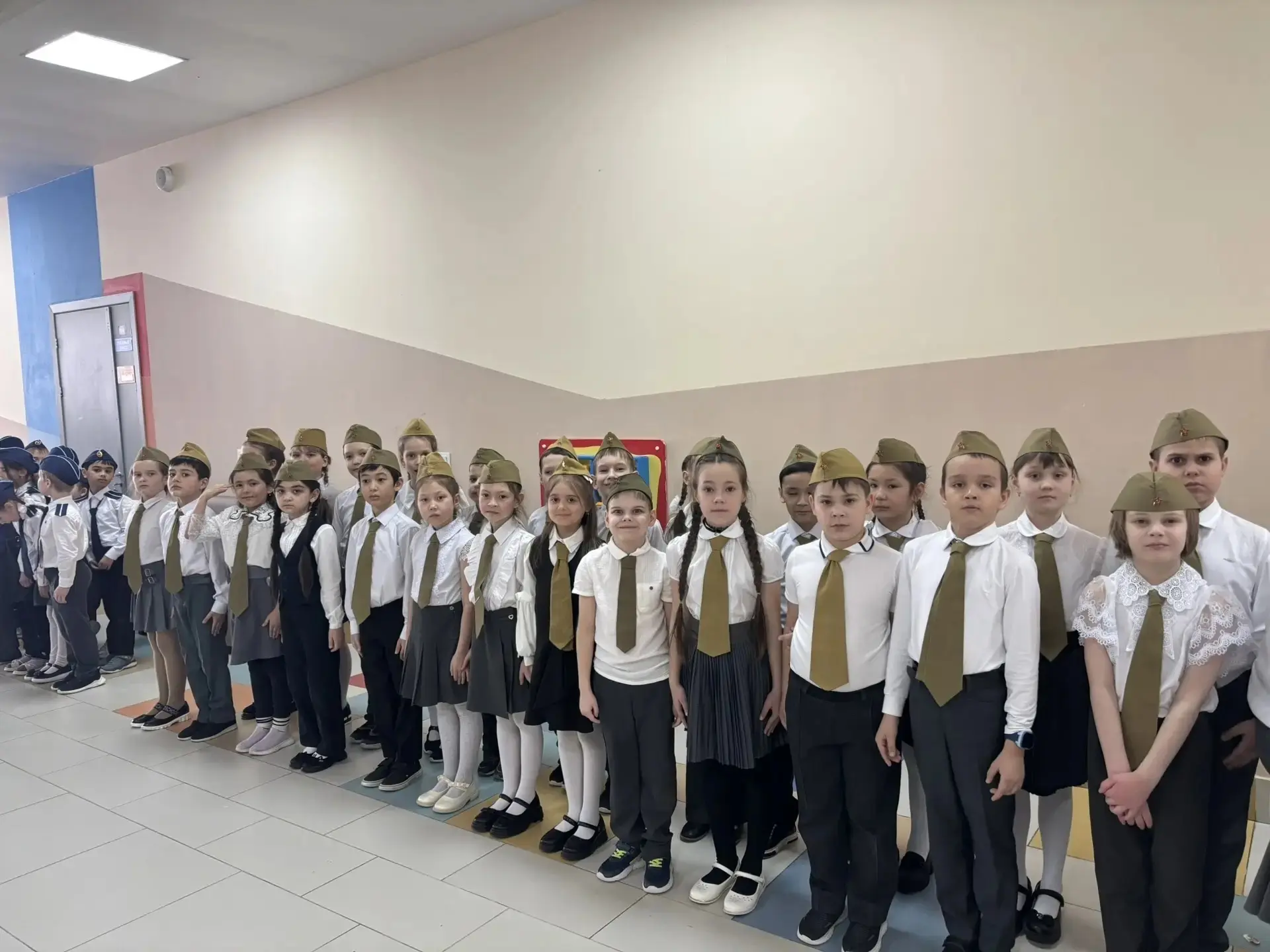 Сегодня в нашей школе снова звучали строевые песни. Среди обучающихся 2-ых классов состоялся ежегодн