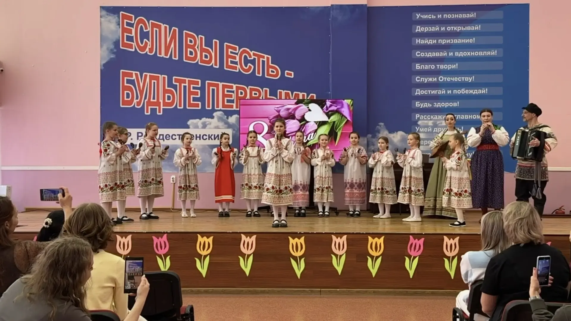 В нашей школе прошёл концерт к 8 Марта 🌸  Этот день получился по-настоящему тёплым, красивым и очень