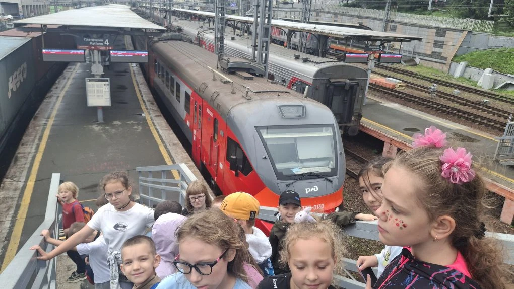 Пришкольный лагерь поближе знакомится с  работой железной дороги. Путишествие началось ...