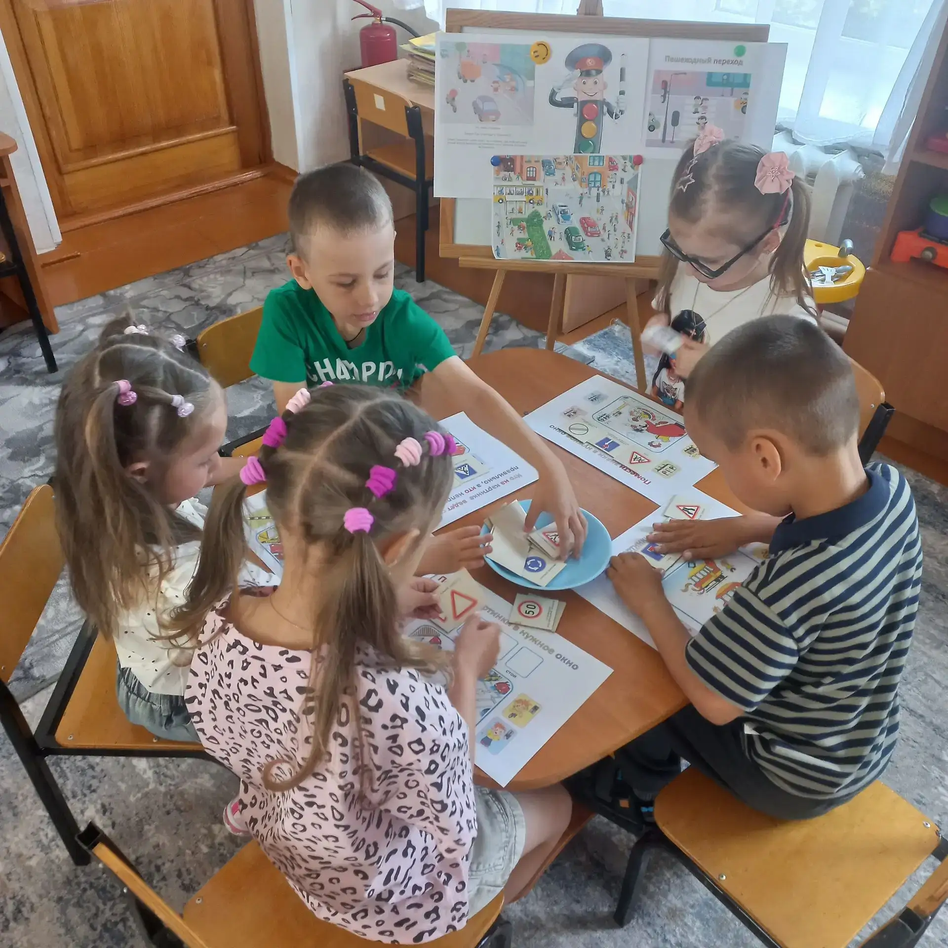 👶👧👦 В старшей группе «Непоседы» дети поиграли в  дидактическую игру «Законы улиц и дорог» 🚦. 

З