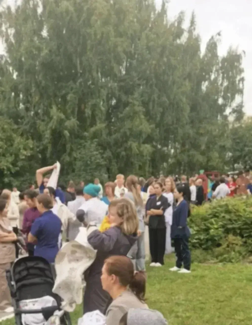 ❗️ В Казани сегодня проходят массовые эвакуации — утром из-за сообщения о минировании э...
