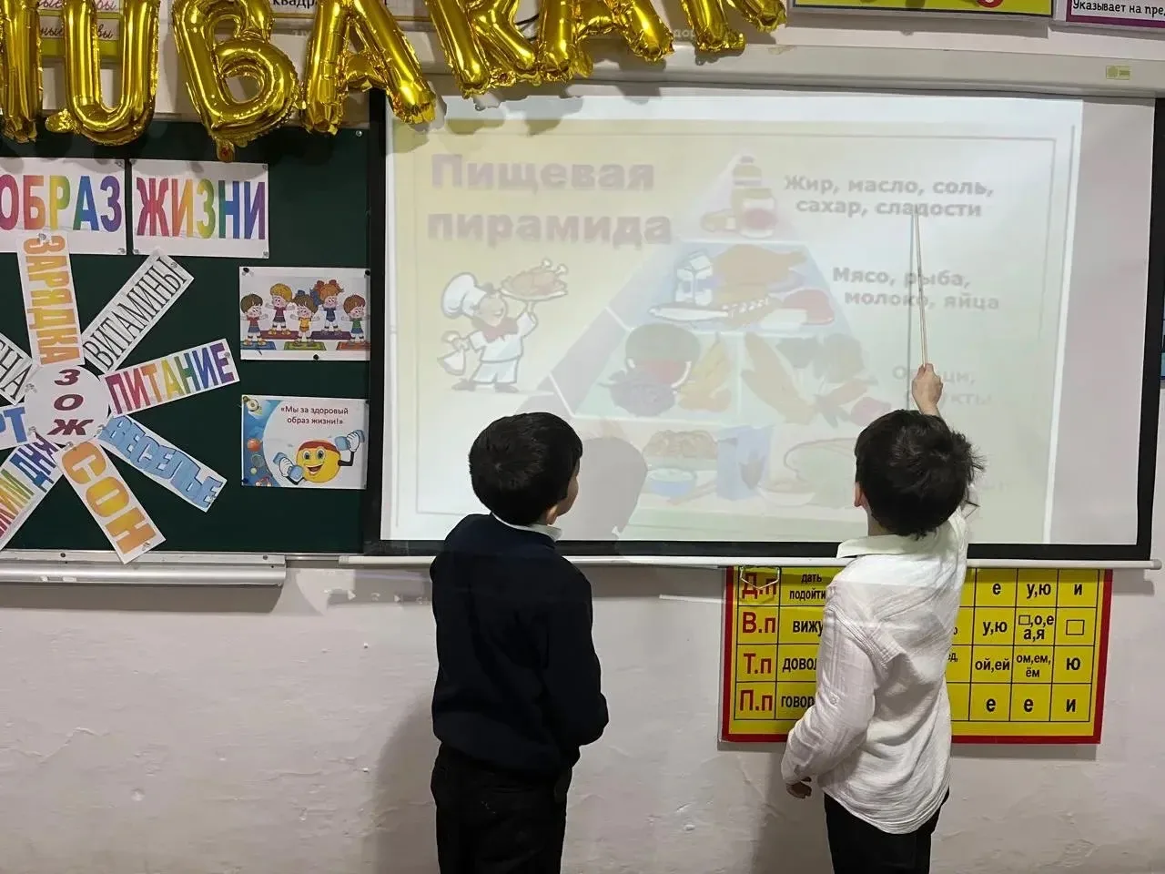 Во 2 «а» классе прошёл классный час на тему: «Мы - за здоровый образ жизни» Цели: сформировать у обу