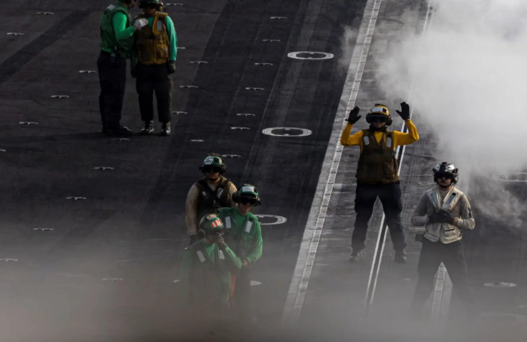 Авианосец USS Abraham Lincoln превратился в испытание на выживание для почти 5 тысяч ам...