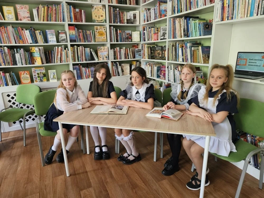 📚 Ребята из 4 "Д" класса вместе с классным руководителем Чекировой В.Е. посетили детскую центральную