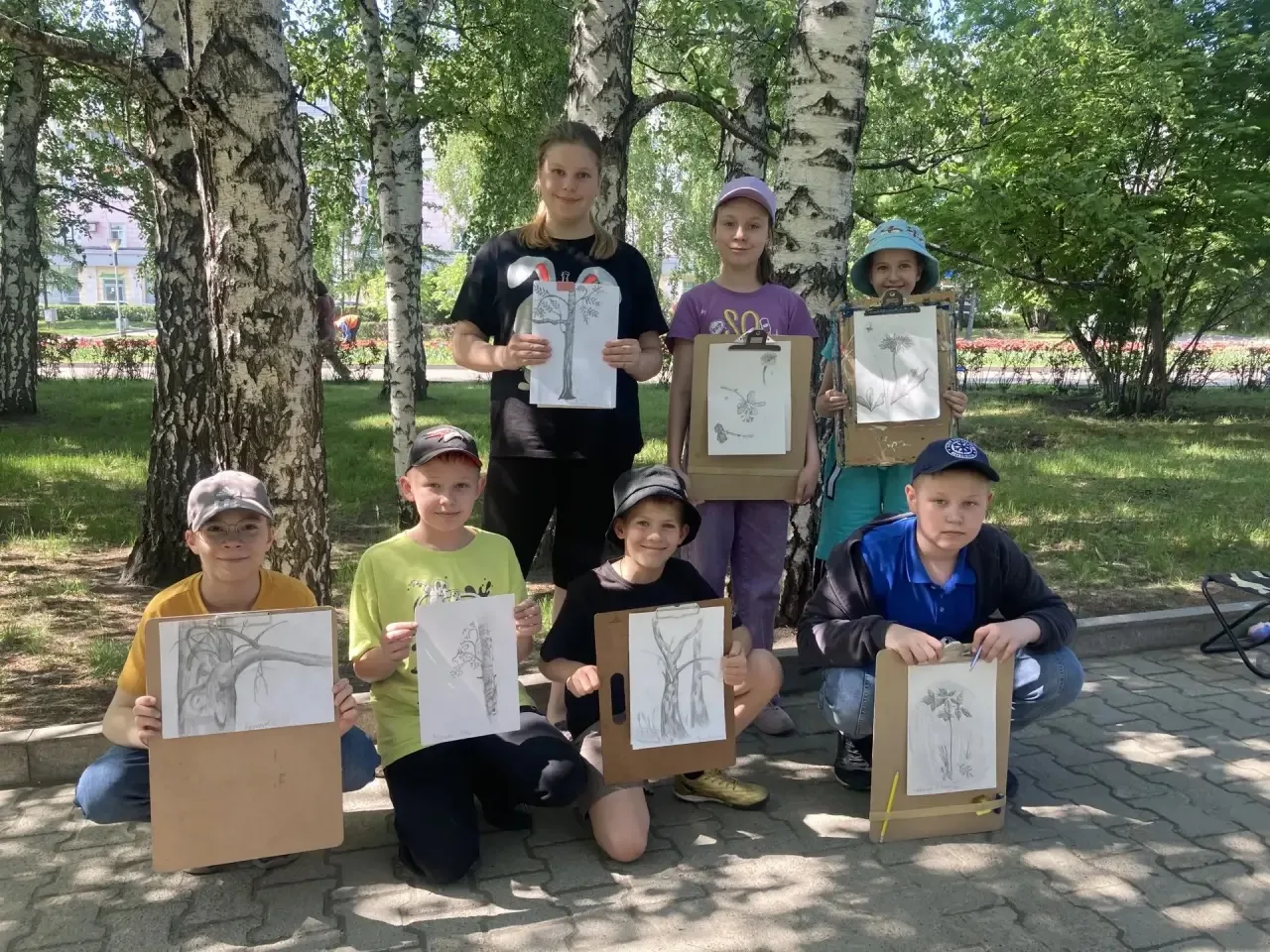 Ученики  четвертого класса на своей первой пленэрной практике. 
Дети рисовали на свежем воздухе, пол