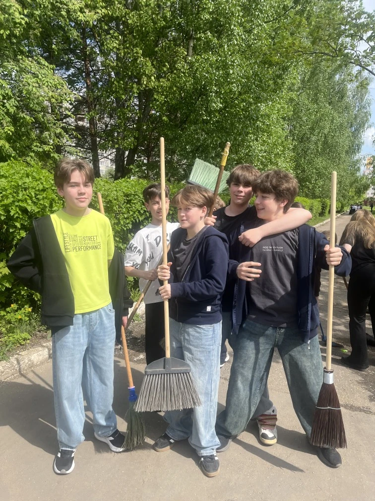 👉Акция "Зеленая весна" затронула всех учащихся нашей школы.  ✅Ребята привели в порядок клумбы, подго