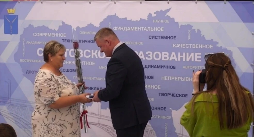 🎉 Поздравляем Елену Викторовну Касимову, учителя физики МБОУ СОШ №2 с. Александров‑Гай...