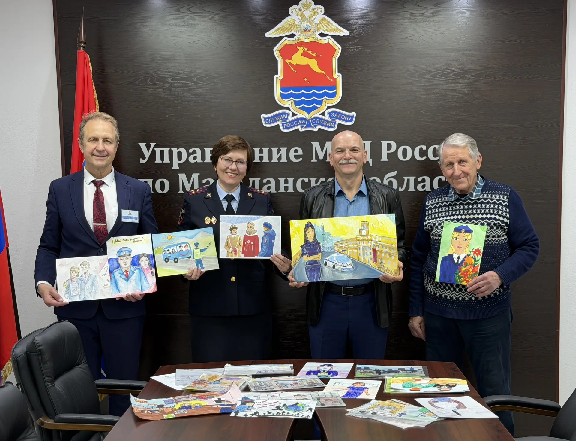 🎨 В Магадане полицейские и общественники выбрали лучшие детские рисунки регионального ...