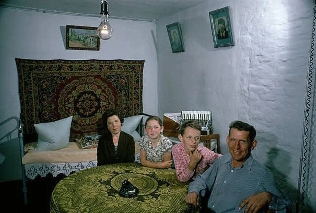 Лесоруб со своей семьёй дома, 1967 год.