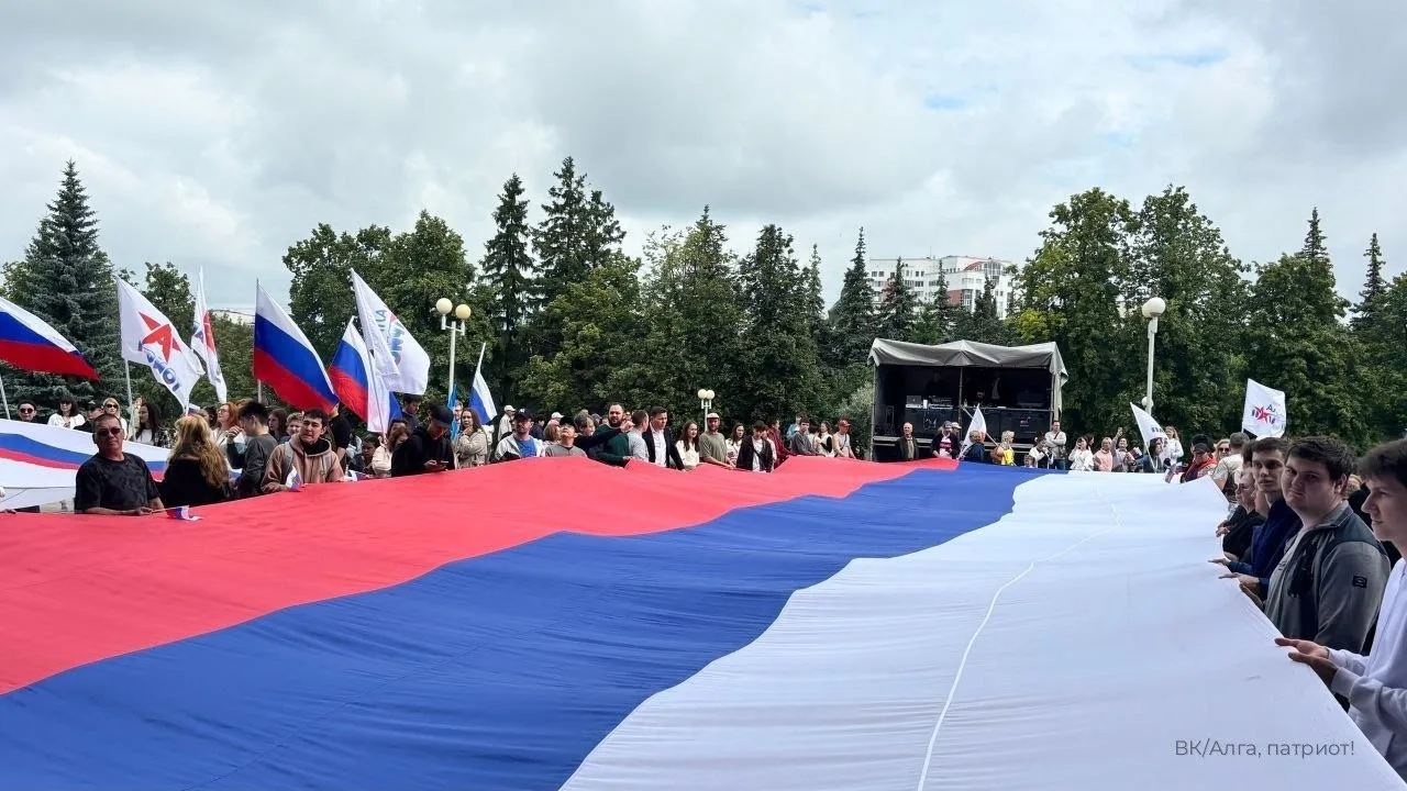 🇷🇺 Патриотический флешмоб с гигантским флагом России прошел в Уфе

Мероприятие посвятили празднику