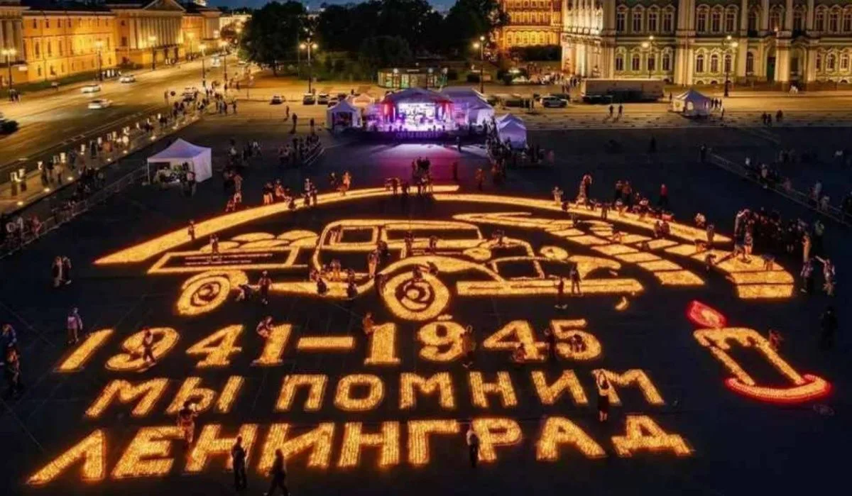 На Дворцовой площади зажгли 120 тысяч свечей памяти 

В ночь на 22 июня на Дворцовой площади Петербу