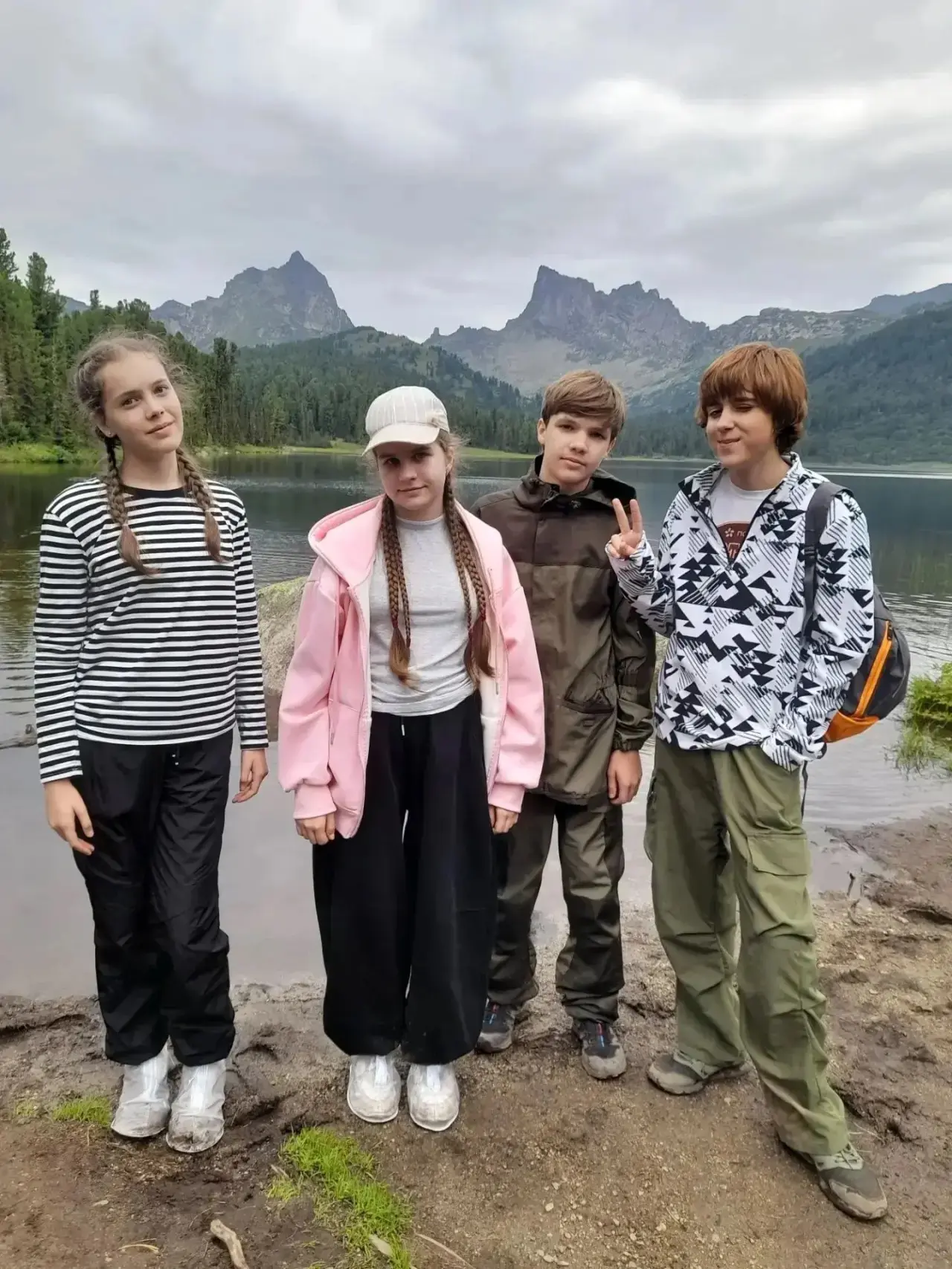 Ребята из 6А класса - Лесникова Алина, Рыбников Ярослав, Слюсарь Артемий и Усачева Миро...