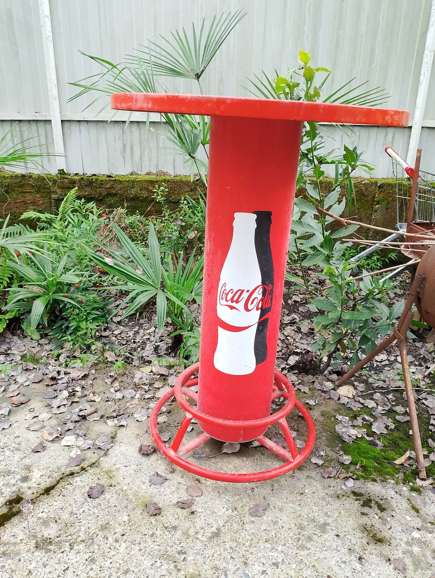 Продаются круглые металлические столы с оригинальным дизайном в стиле Coca-Cola. В нали...