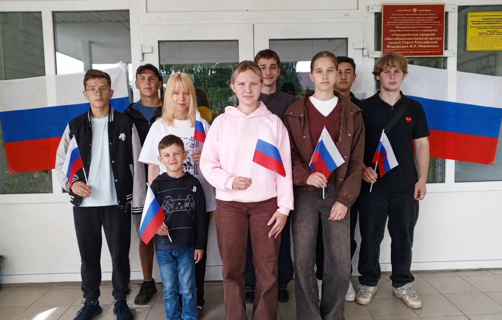 🇷🇺 Флаг России теперь смотрит из окна нашей школы!