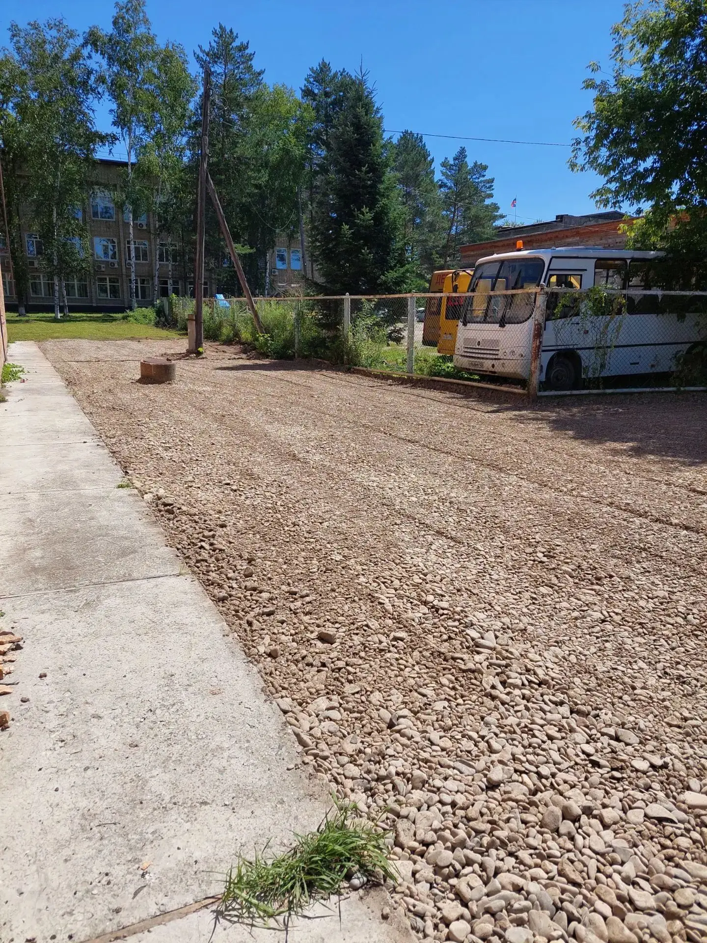 В Новопокровке благоустраивают территорию Дома детского творчества