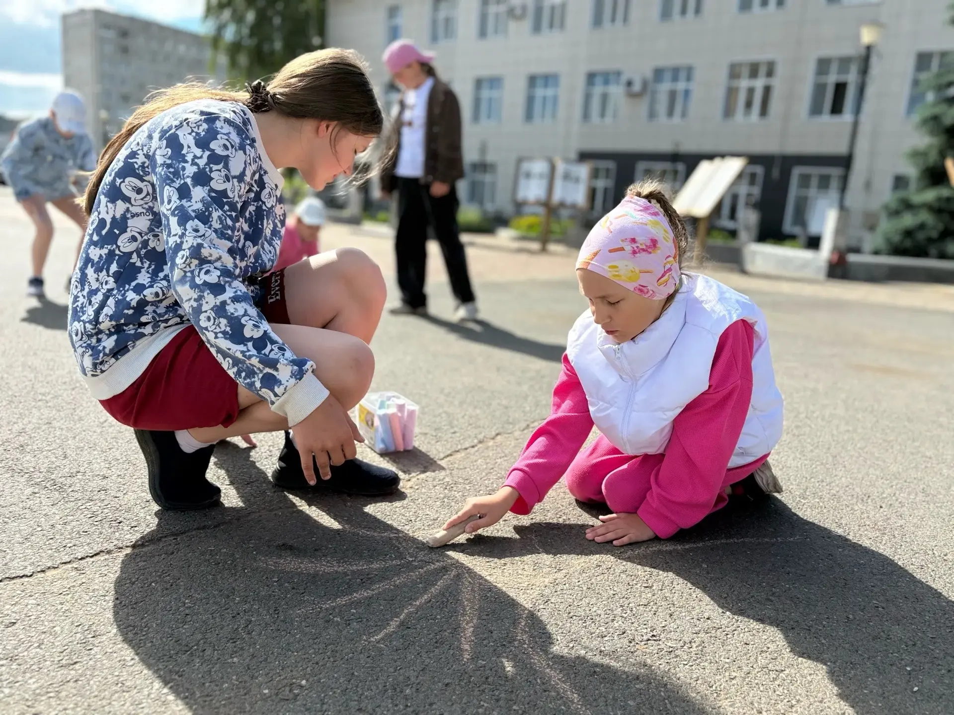 🎨 Сегодня 4-й отряд превратил обычную площадь в настоящую галерею! Рисовали на асфальте любимые про