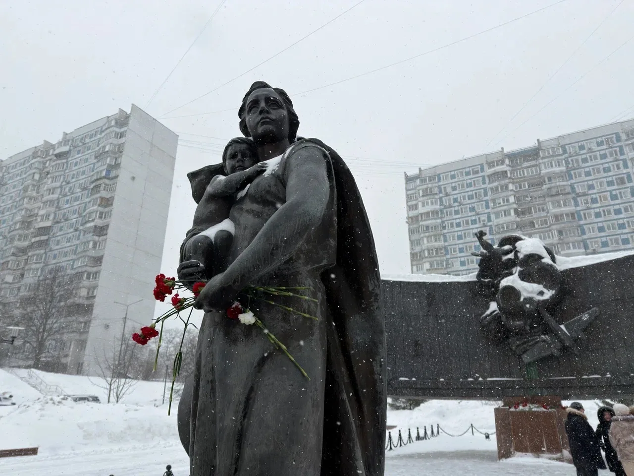 Памятная акция ко Дню защитника Отечества прошла в районе Крылатское  🕯️ На площади Защитников Неба 