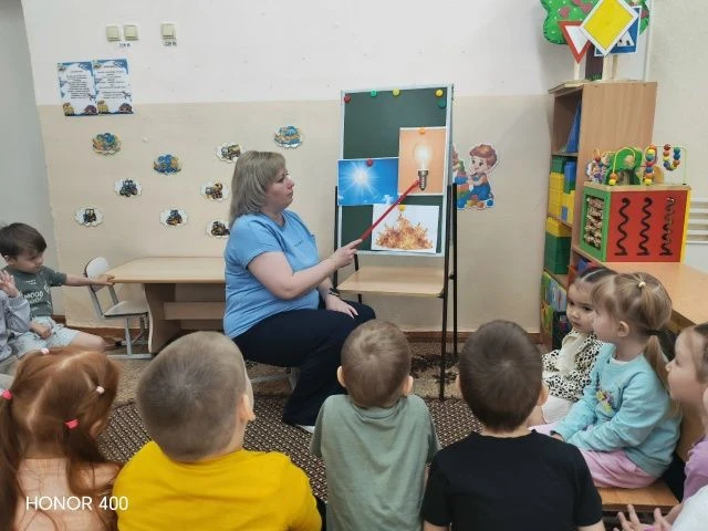 Во второй младшей группе прошло необычное и яркое занятие, приуроченное к Международному дню света. 