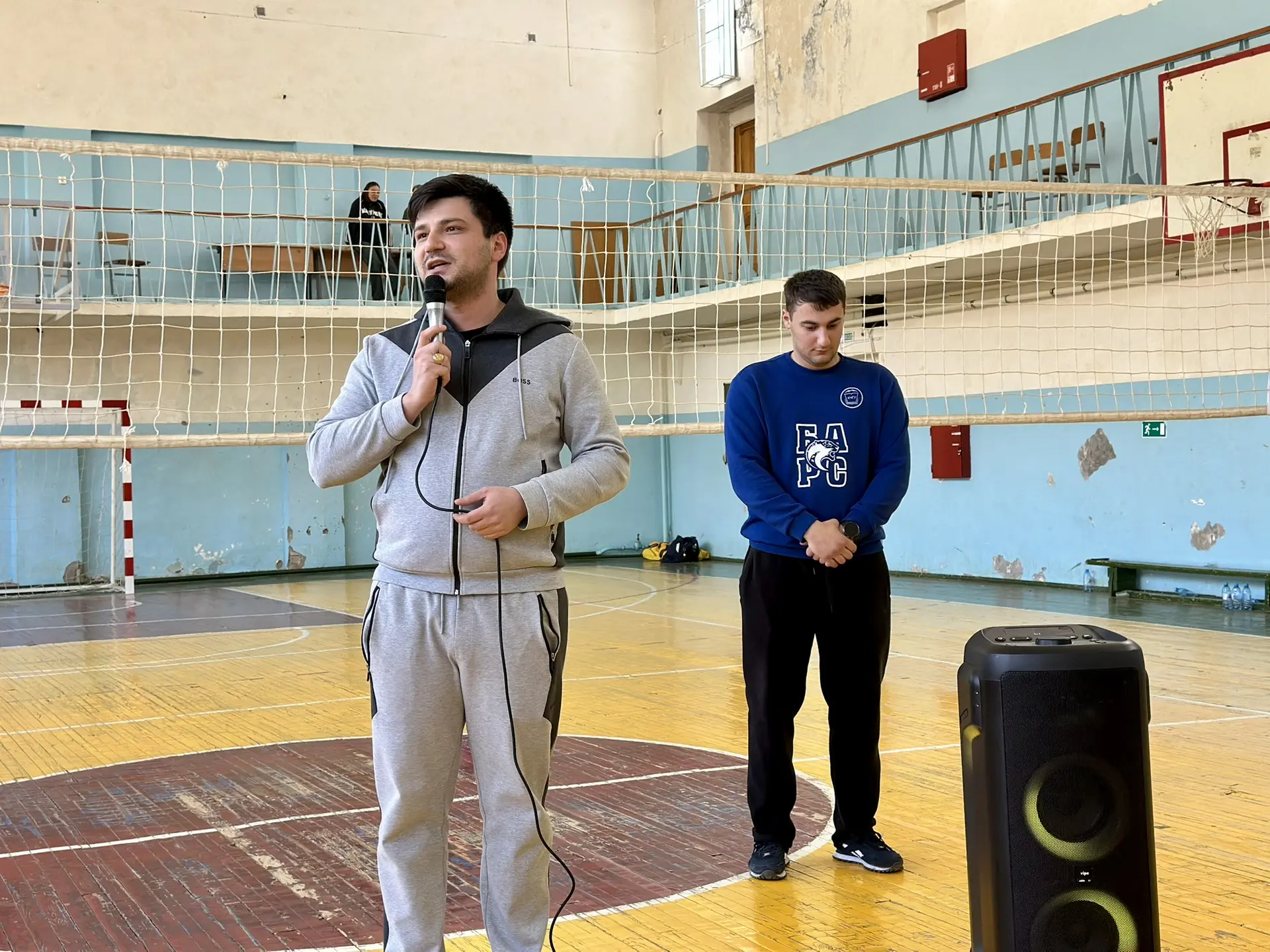 В эти минуты в спортивном зале КЧГУ проходит Молодежная волейбольная Лига   Участников спортивного м