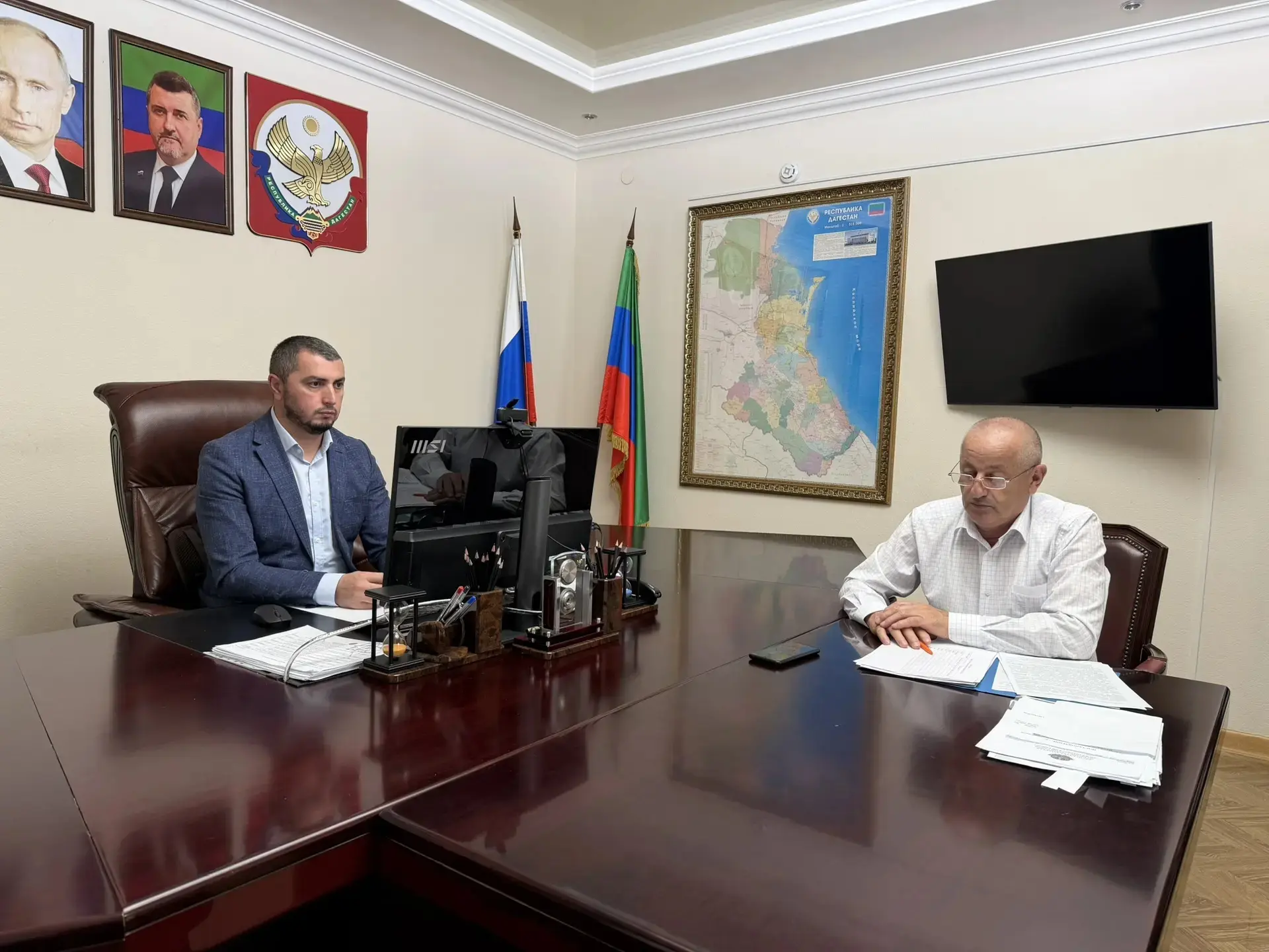 Глава Докузпаринского района Магомед Шамилов и заместитель главы по общественной безопа...