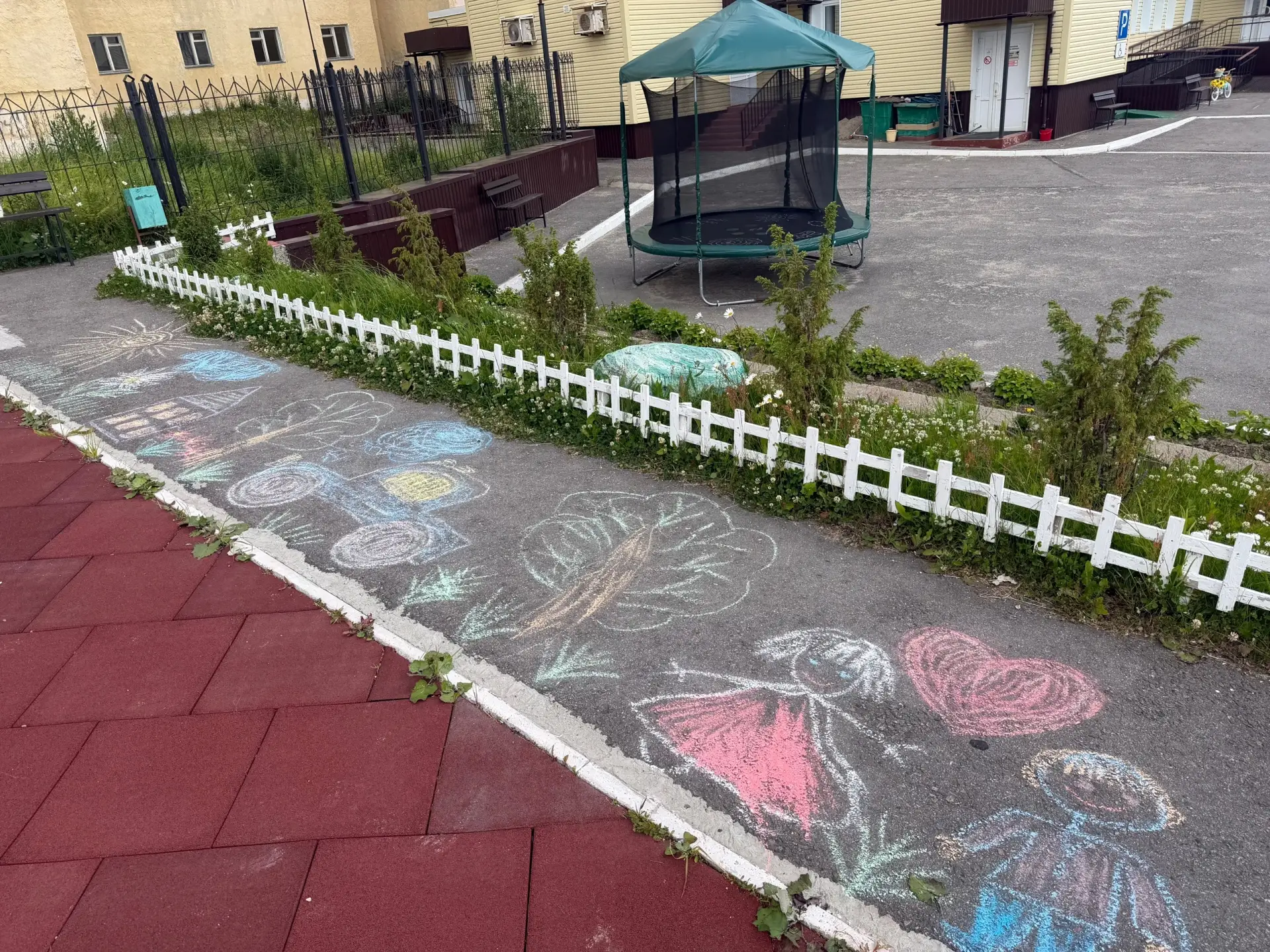 ☀ Рисуем лето на асфальте!

🎨 На базе отделения социальной реабилитации несовершеннолетних состояла