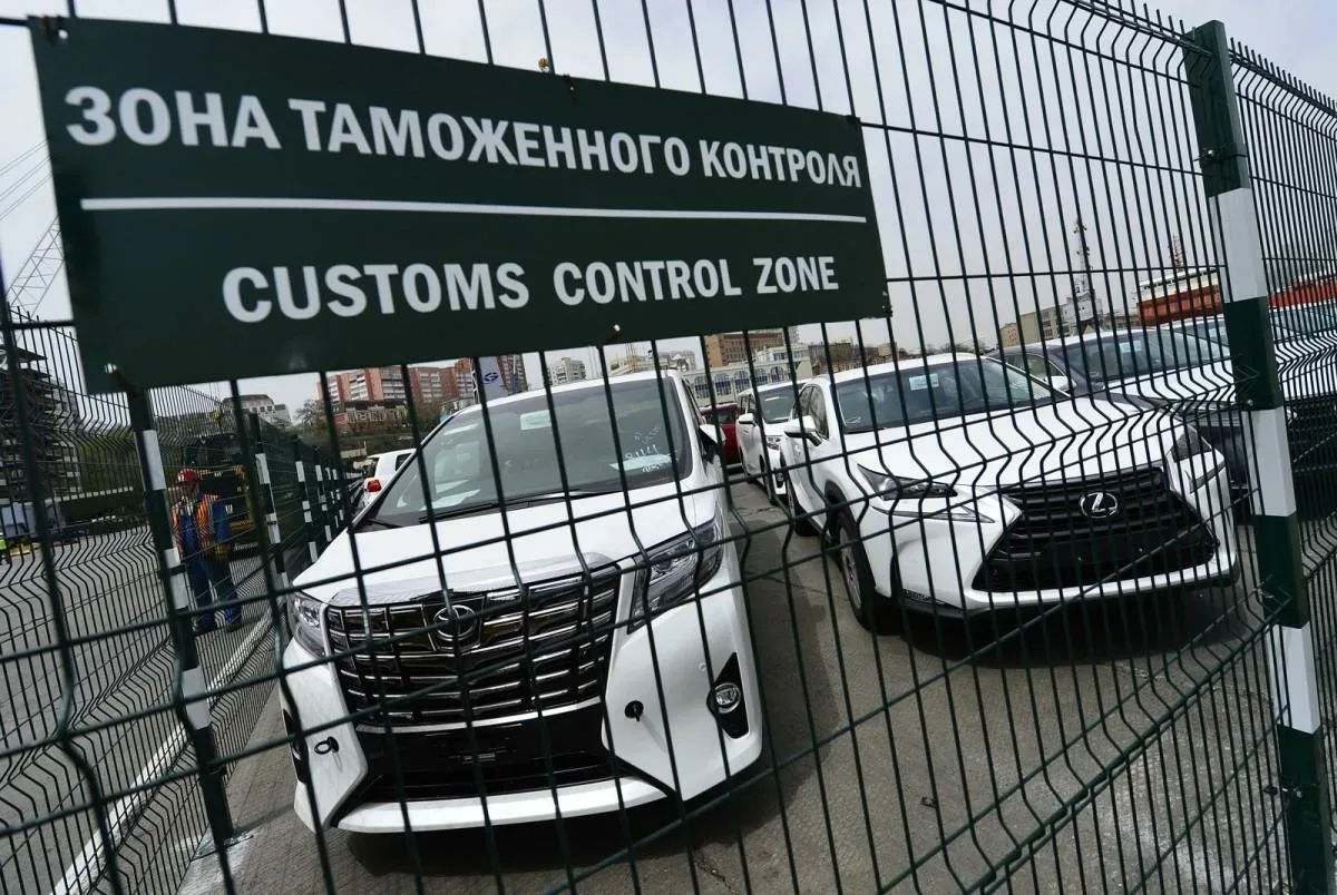 🚗🚗 Во Владивостоке на таможне «забыли» два автомобиля