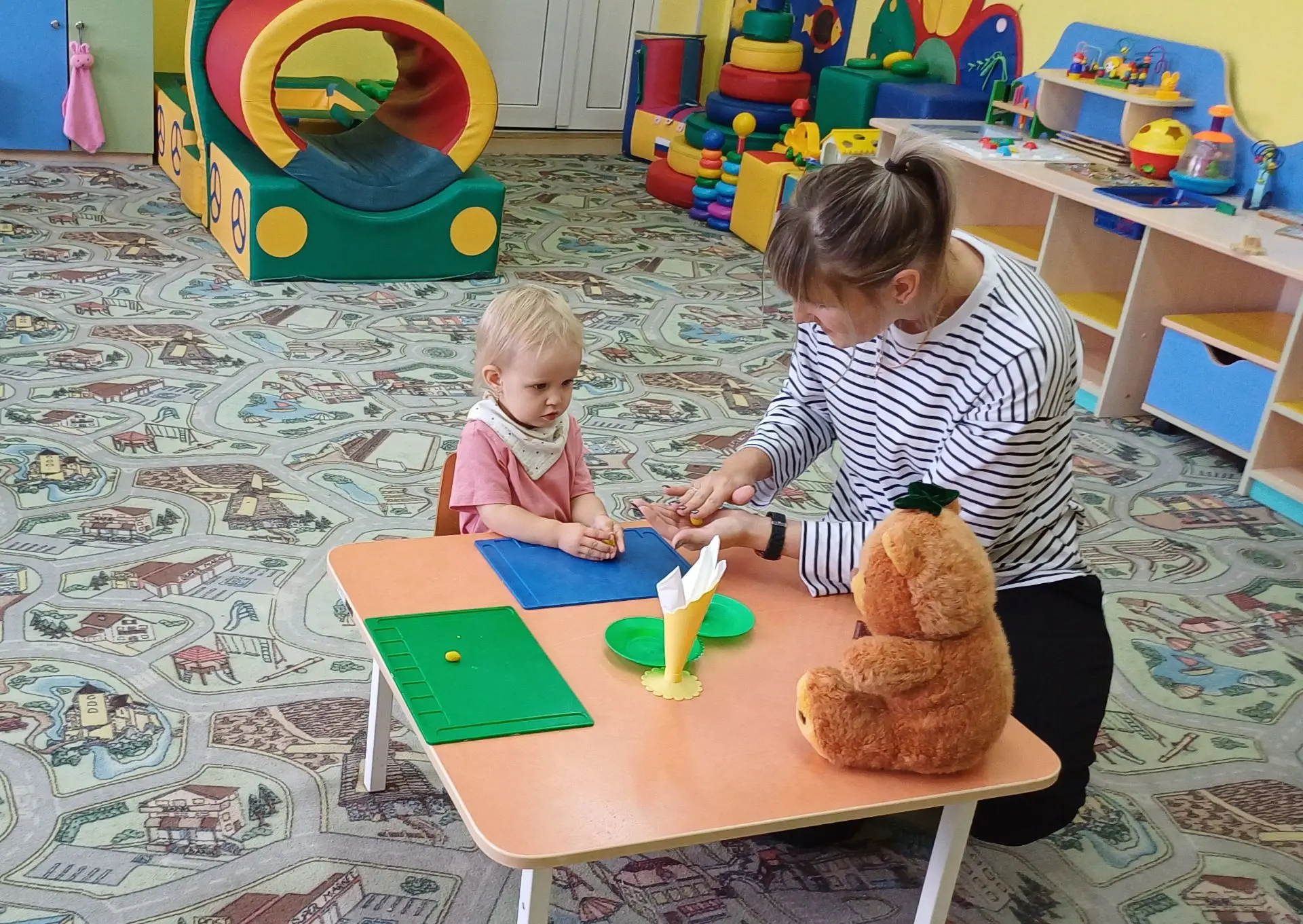 🎁 У кого сегодня настоящий праздник? У нашего гостя — Мишки! Правда, сам именинник нем...
