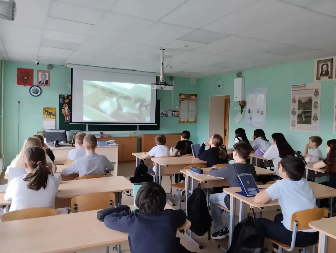 Сегодня в 5г и 5д классах прошло увлекательное занятие по финансовой грамотности по тем...