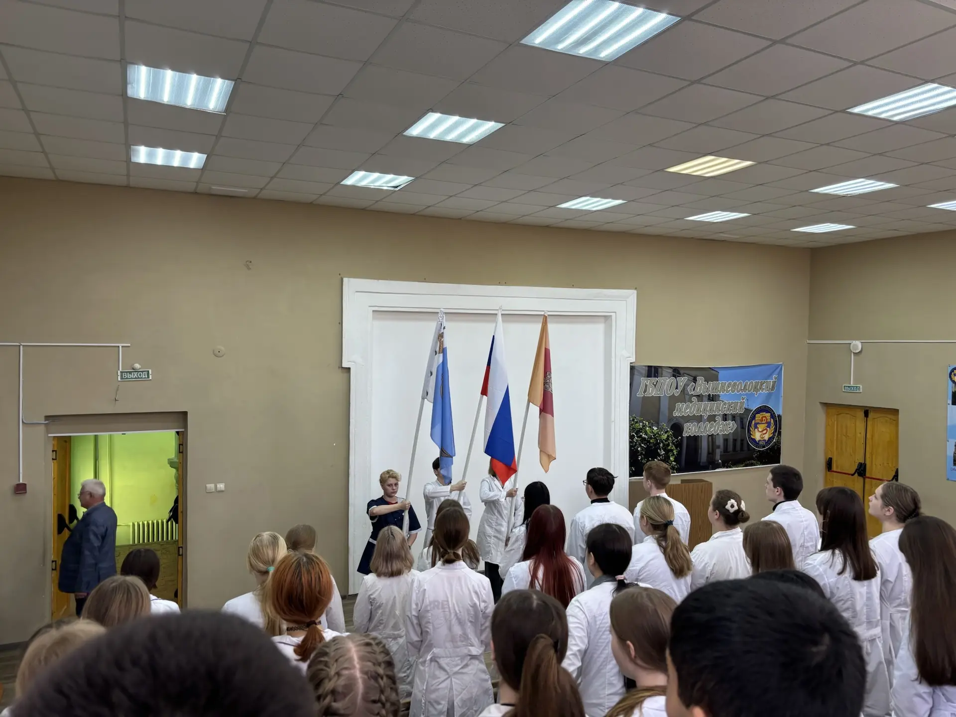 ✅ Сегодняшний учебный день в нашем колледже начался с торжественного поднятия флага и исполнения гим