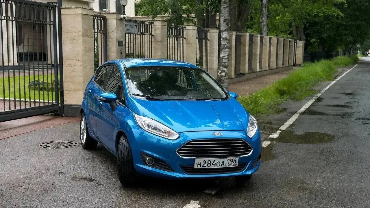 Ford Fiesta Mk6 Рест.
1.6 АМТ 2013 год

Пробег: 134.000км 
Автомобиль полностью обслужен и не требуе