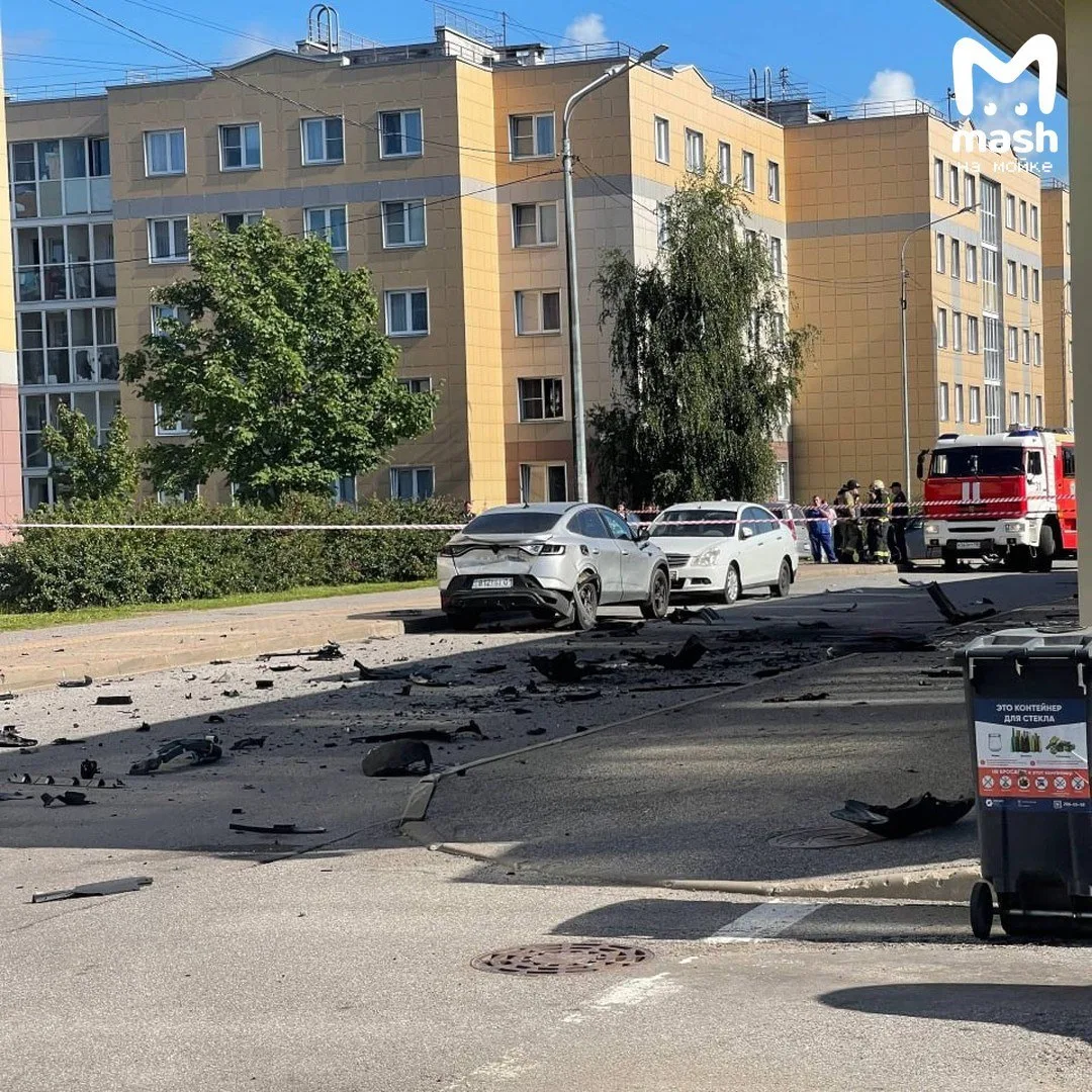 Машина взорвалась на юге Питера — очевидцы сообщают о погибшем водителе. Ему оторвало н...