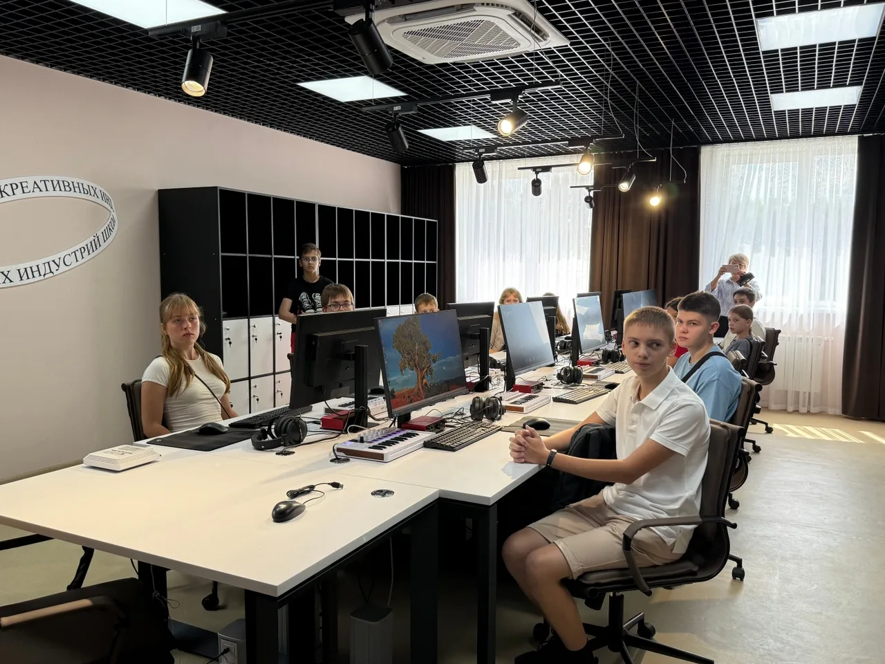 В Школе креативных индустрий прошел день открытых дверей. Подростки и их родители смогл...