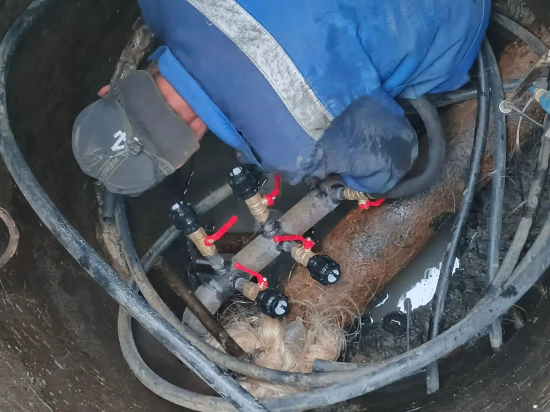 🛠⚙🚜В связи с порывом водоснабжения в колодце по ул. Луначарского, 97, дежурная бригада водосети по