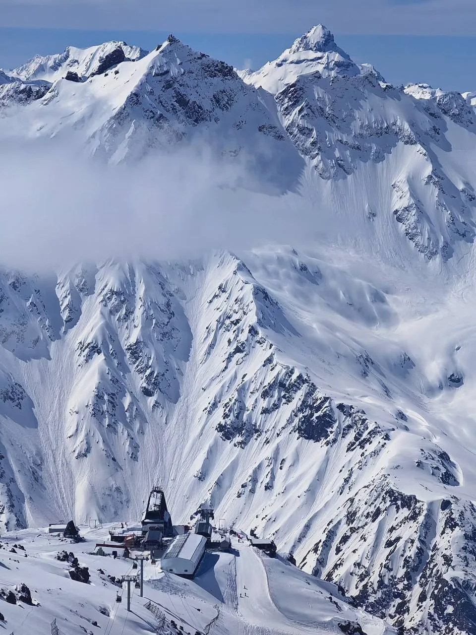 Станция «Мир», 3500 м🏔

Порой высота — не в цифрах, а в том, как смотришь на мир.